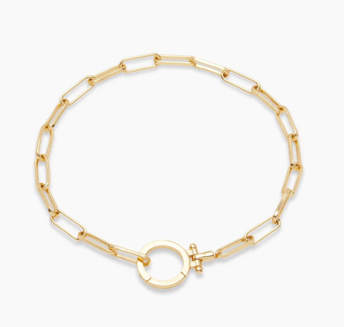 Close-up of a stylish gold chain bracelet featuring elongated links and a secure toggle clasp. This modern design adds a touch of elegance to any outfit, perfect for everyday wear or special occasions.Let me know if you need any further assistance or additional information!