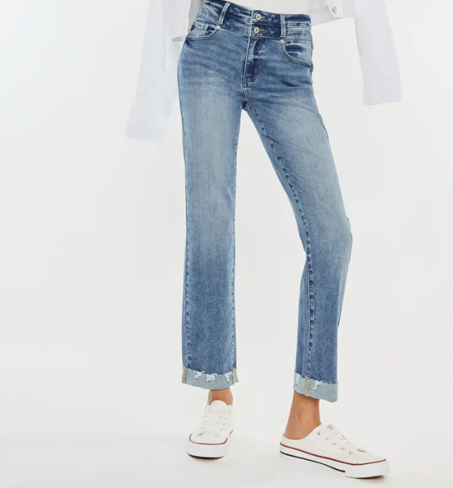 Model wearing high-waisted straight-leg jeans with a frayed hem, styled with a casual top and white sneakers, showcasing a fashionable everyday look.