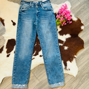 High-Waisted Straight-Leg Jeans with Frayed Hem: Effortlessly Stylish