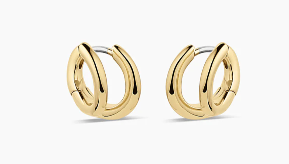 Close-up of elegant gold hoop earrings featuring a unique intertwined design. Perfect for adding a touch of sophistication to any outfit, with a secure closure for comfortable wear.Let me know if you need any more assistance or additional details!
