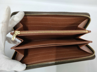 Pre Loved Louis Vuitton Zippy Wallet